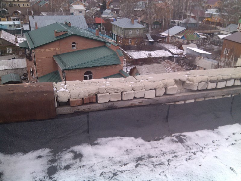 Парапет на крыше многоэтажки