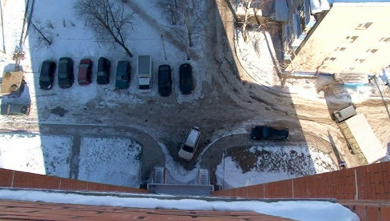 Вид с крыши вниз зимой