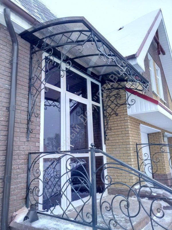 Кованые перила и козырек к дому