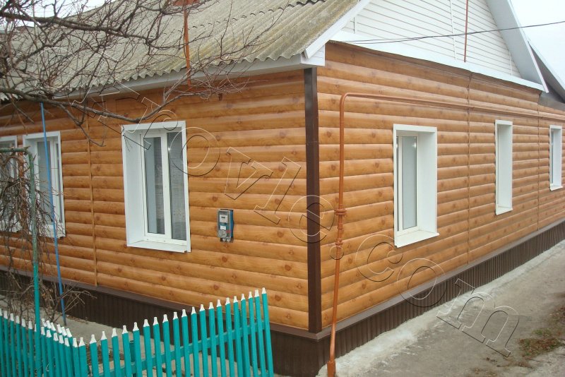Дачный дом обшитый профнастилом под дерево