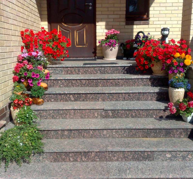 Украшение фасада дома цветами