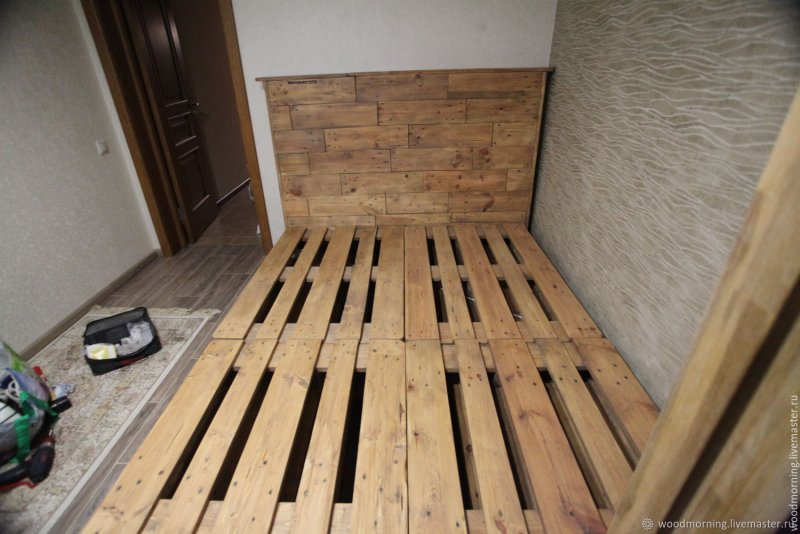 Кровать из деревянных полетов