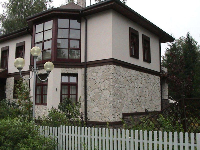 Фасад из камня и штукатурки