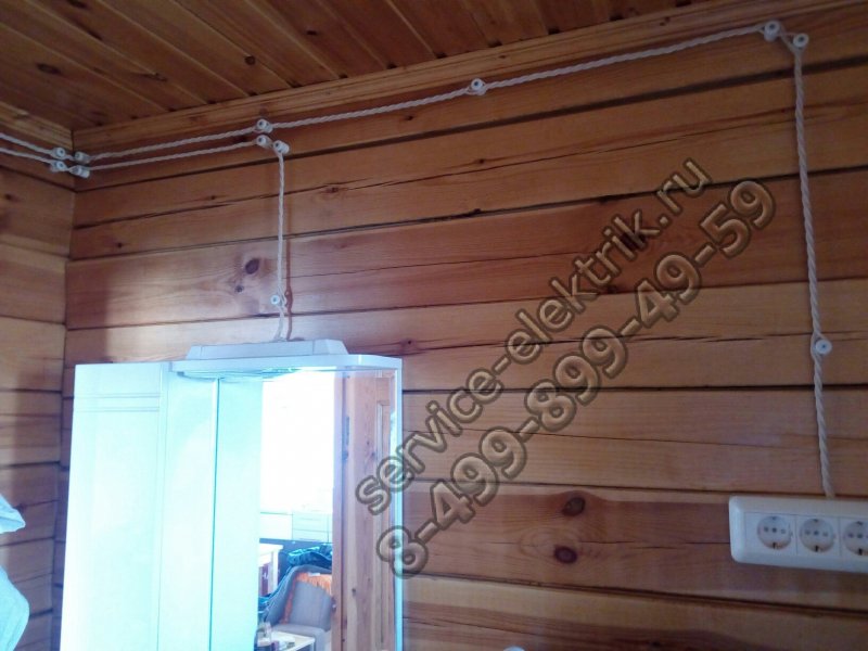 Открытая проводка на кухне в деревянном доме