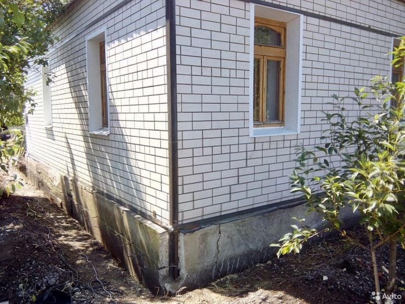 Стяжка дачного кирпичного дома