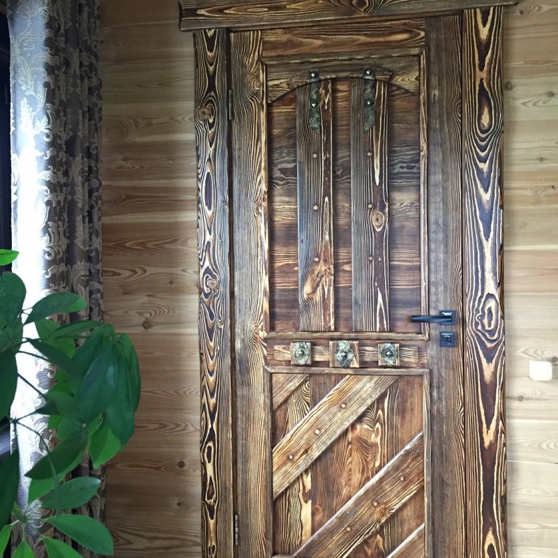 Красивые двери под старину