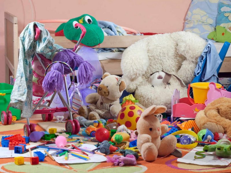 Разбросанные игрушки в детской