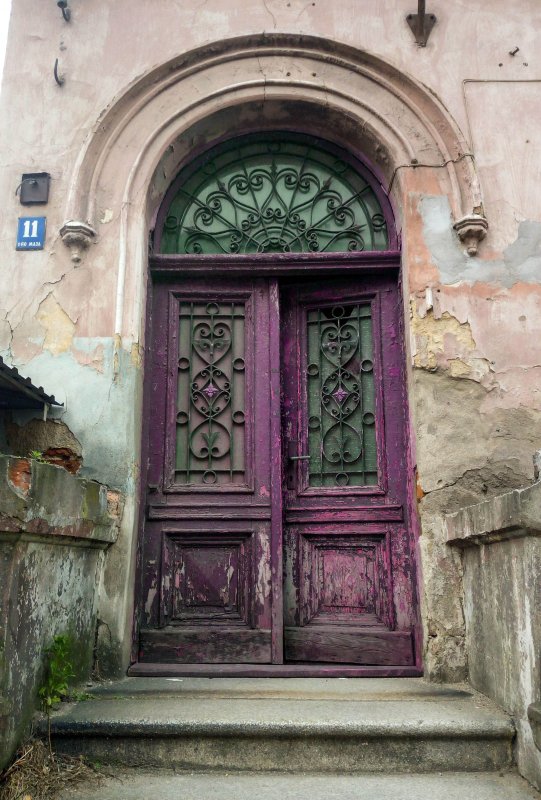 Старинные распашные двери