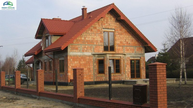 Домик с мансардой из красного кирпича