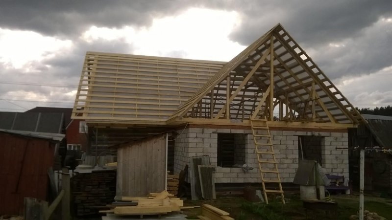 Двускатная крыша с двумя пристройками