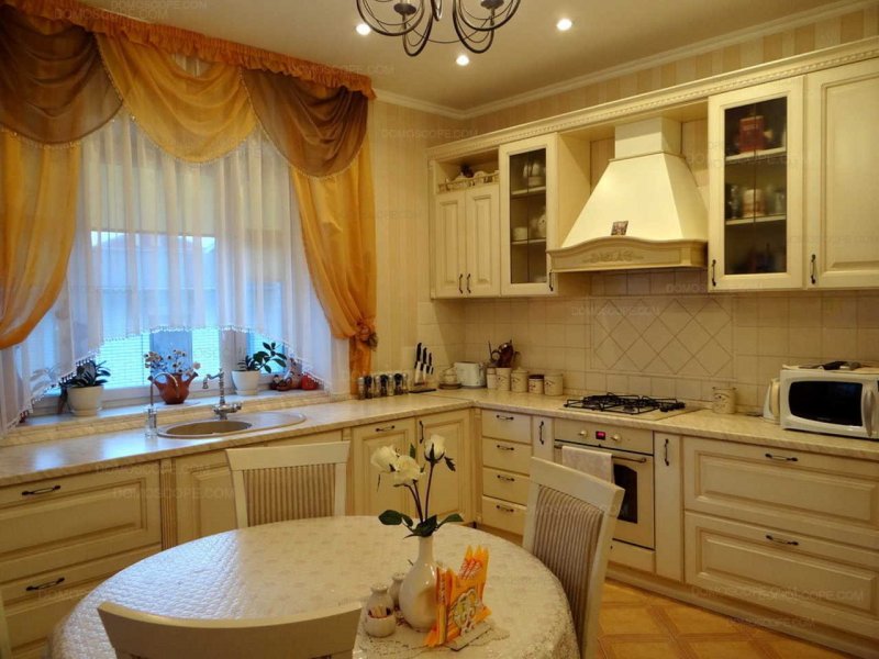 Кухня в классическом стиле с окном