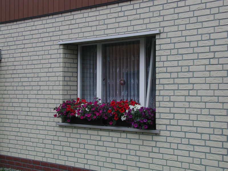 Покраска кирпичного дома снаружи