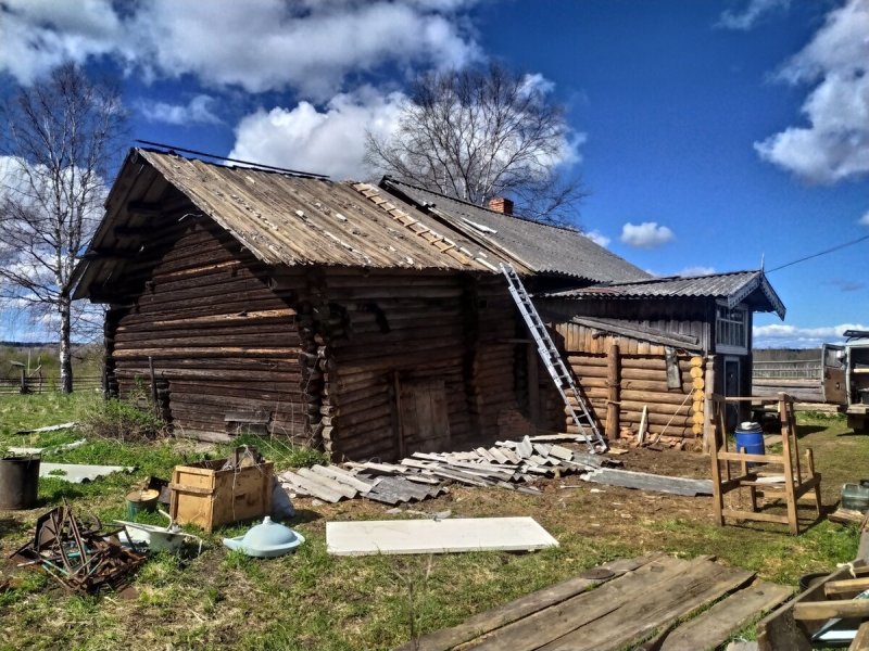 Русская изба в деревне внутри