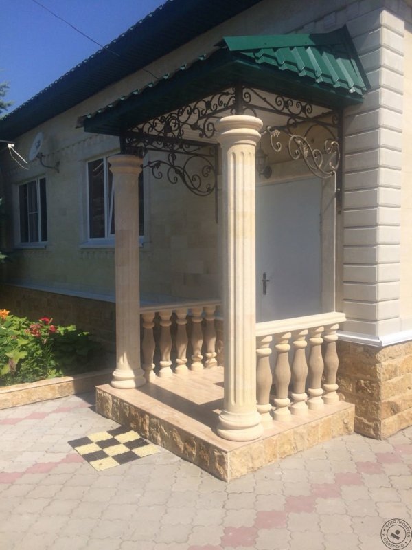 Крыльцо коттеджа с колоннами