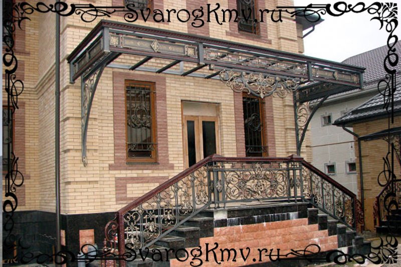 Высокое крыльцо с двумя лестницами