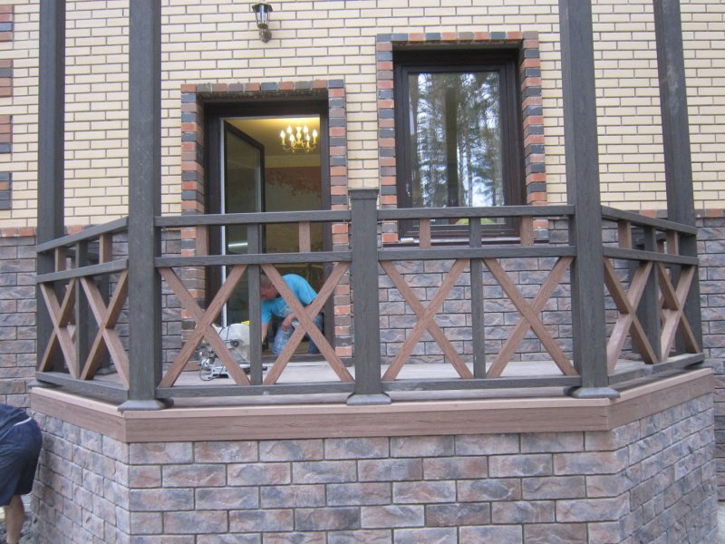 Каменные перила балкона