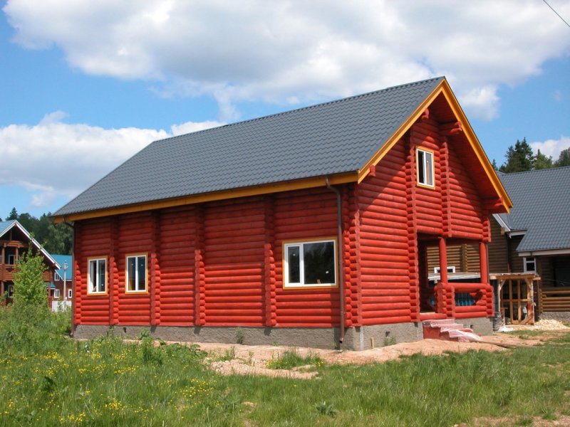 Деревянный дом с красной крышей