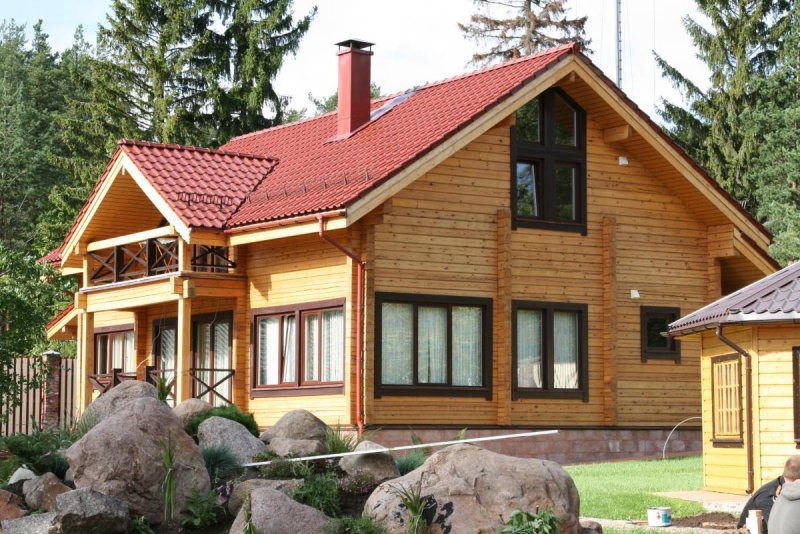 Дом из бруса с красной крышей
