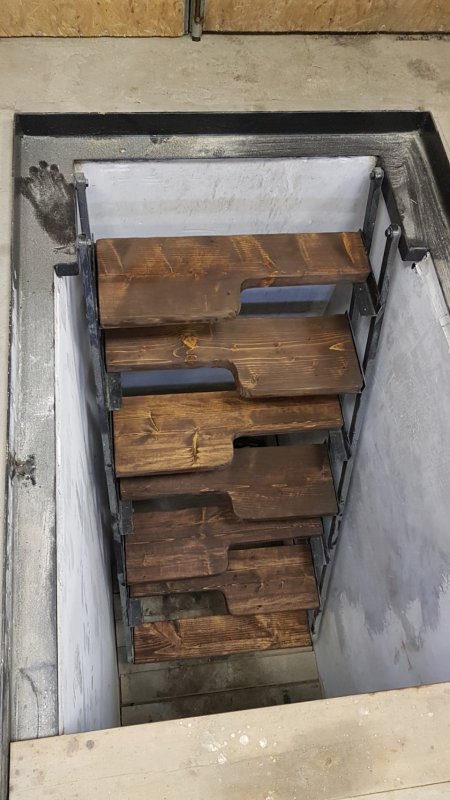 Откидная лестница в погреб