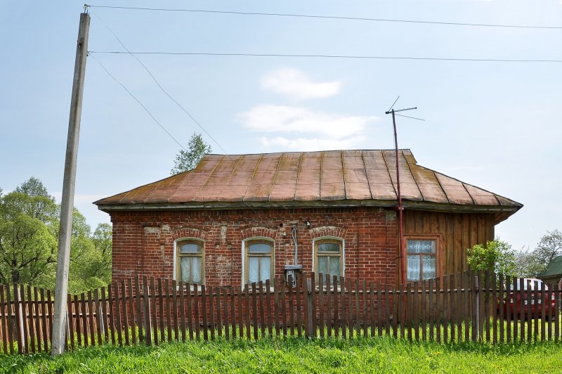 Старый кирпичный дом в деревне