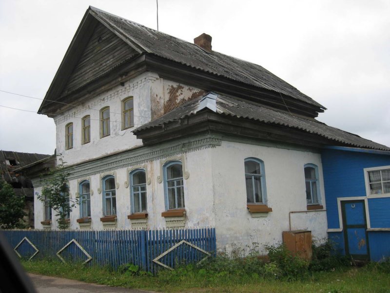 Старый кирпичный домик в деревне