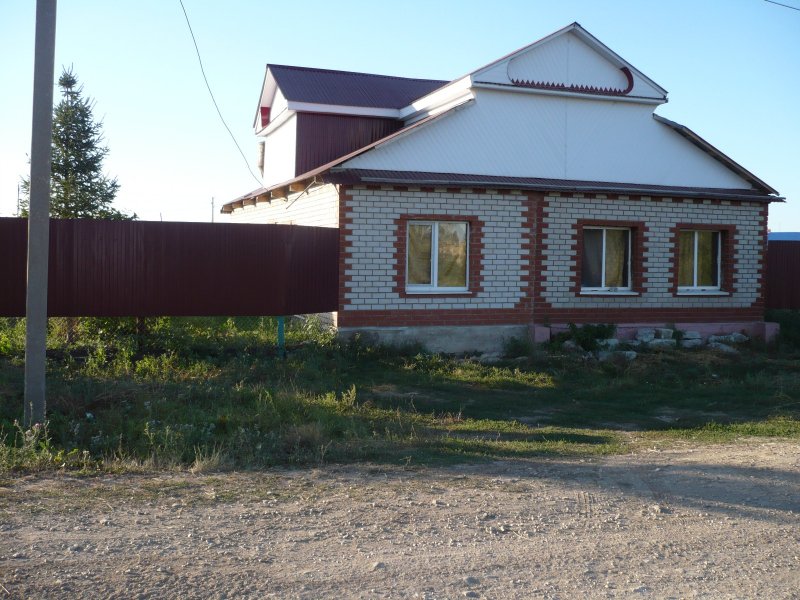 Кирпичный дом в деревне