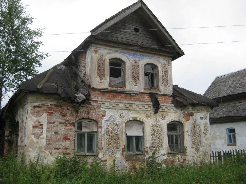 Старый кирпичный дом Россия