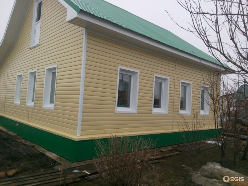 Бежевый сайдинг с зеленой крышей