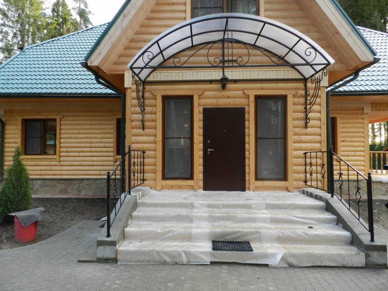 Крыльцо под крышей