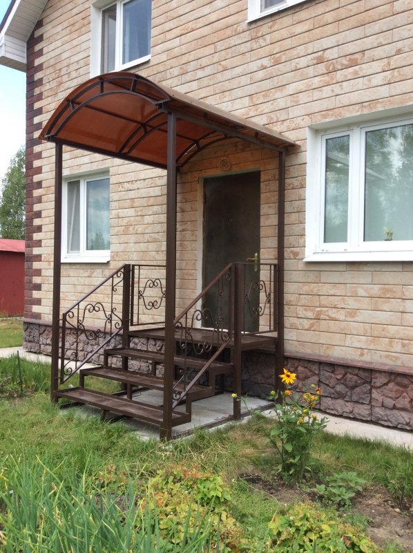 Металлическое крыльцо с козырьком