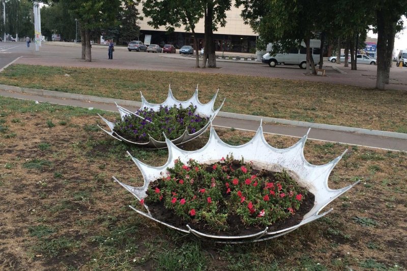 Клумба в форме девушки