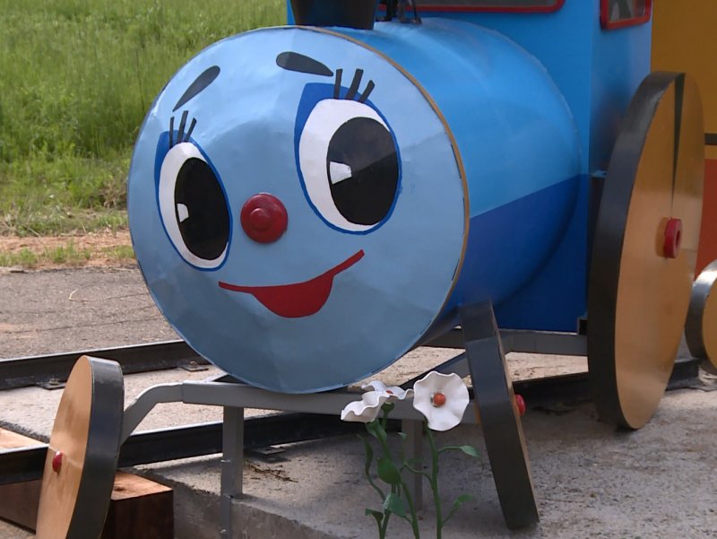 Паровозик из бочек