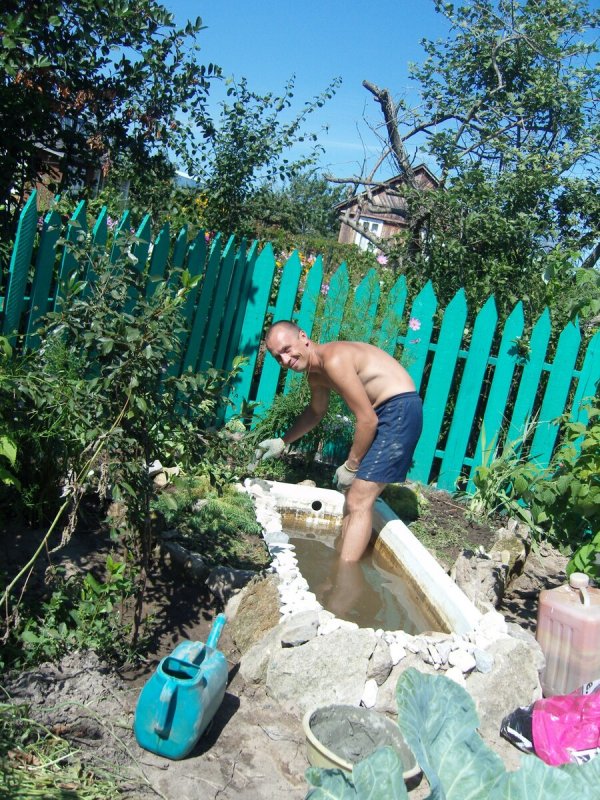 Бассейн из старой ванны на даче