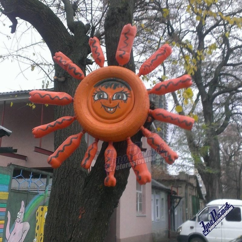 Солнце из шины и пластиковых бутылок