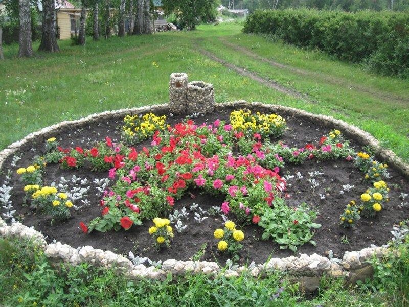 Оформить клумбу звезда