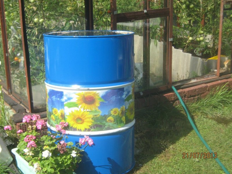 Декорирование бочек для воды на даче