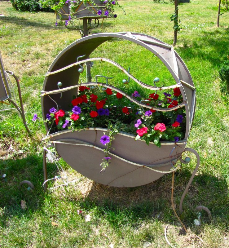 Цветник из старой стиральной машинки