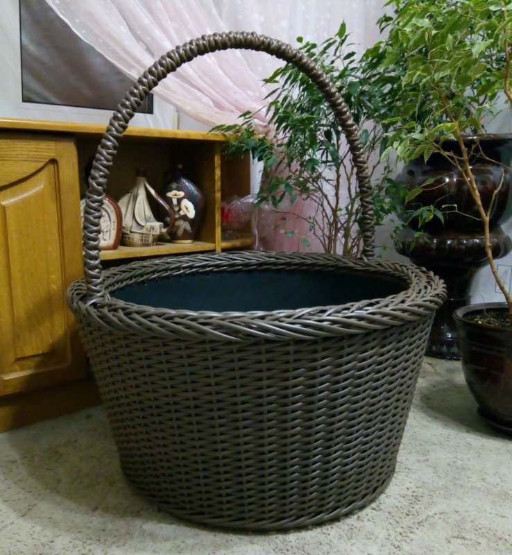 Клумба в плетеной корзине