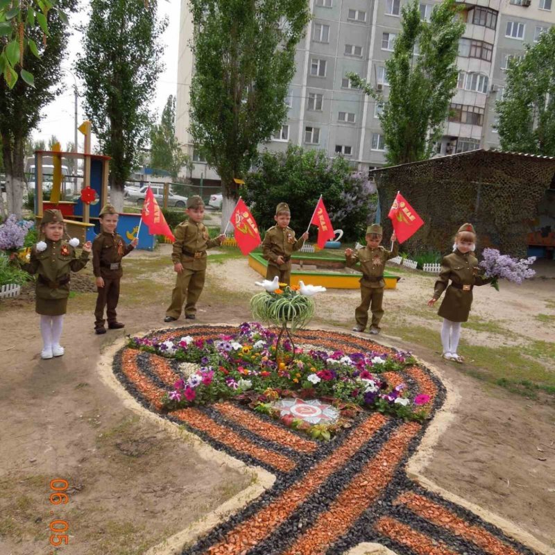 Клумба на аллее