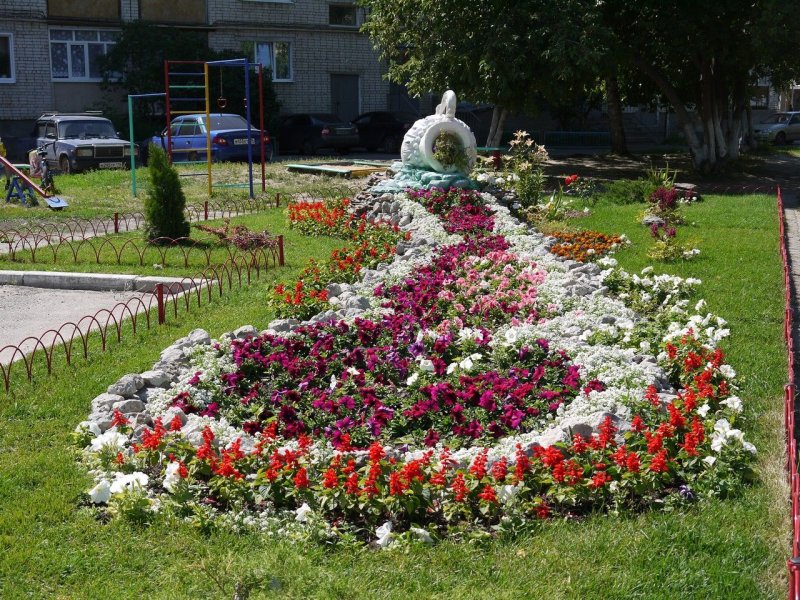 Многоярусные клумбы в сквере