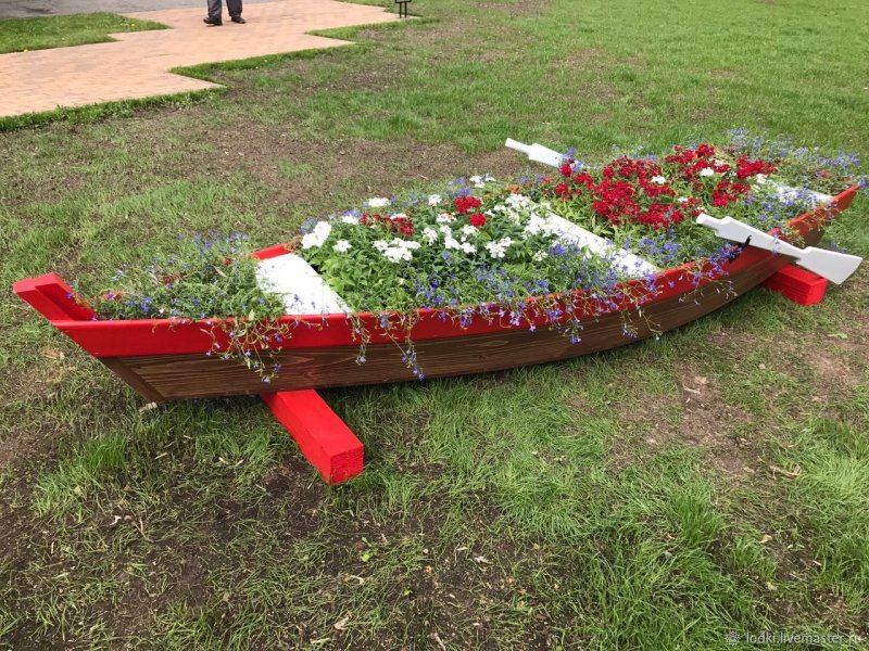 Цветник из старой лодки