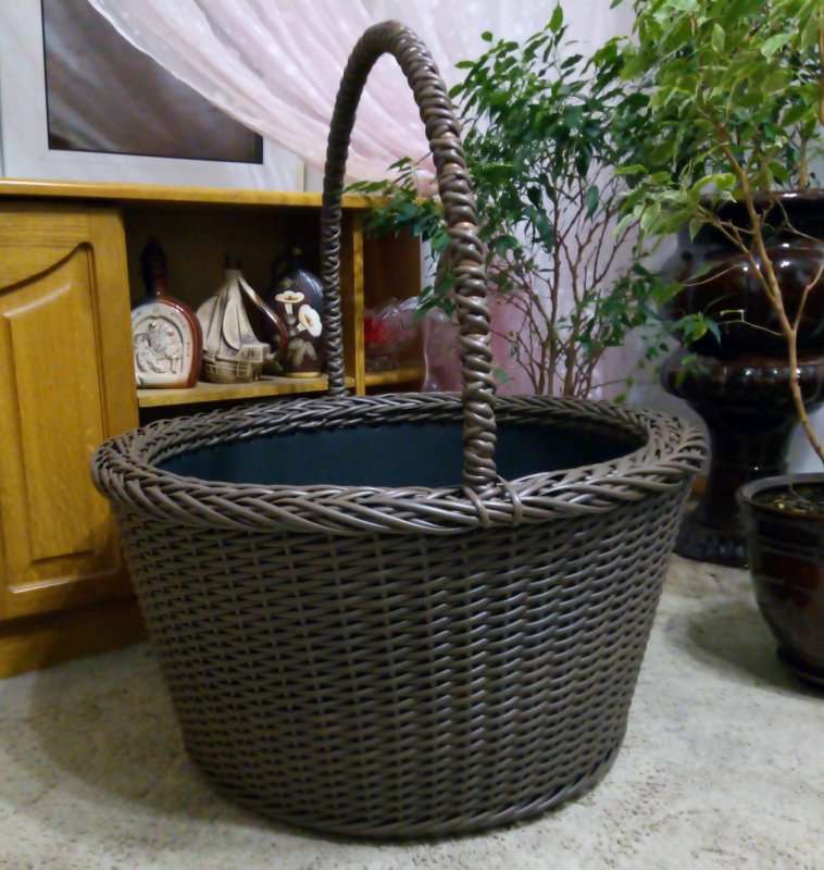 Клумба в плетеной корзине