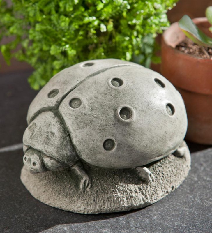 Божья коровка из цемента