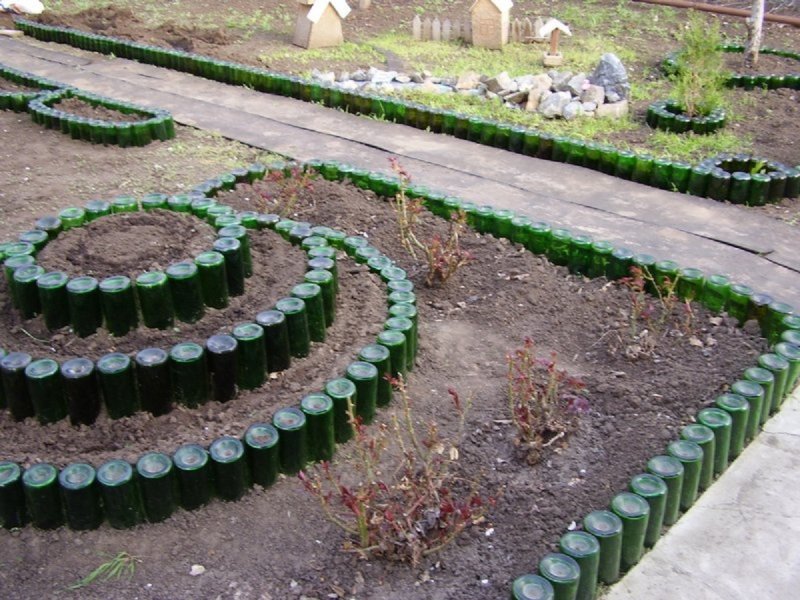 Клумбы из бутылок стеклянных
