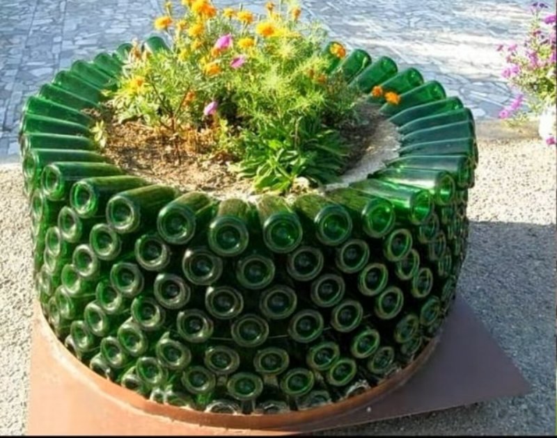 Клумба из пивных бутылок