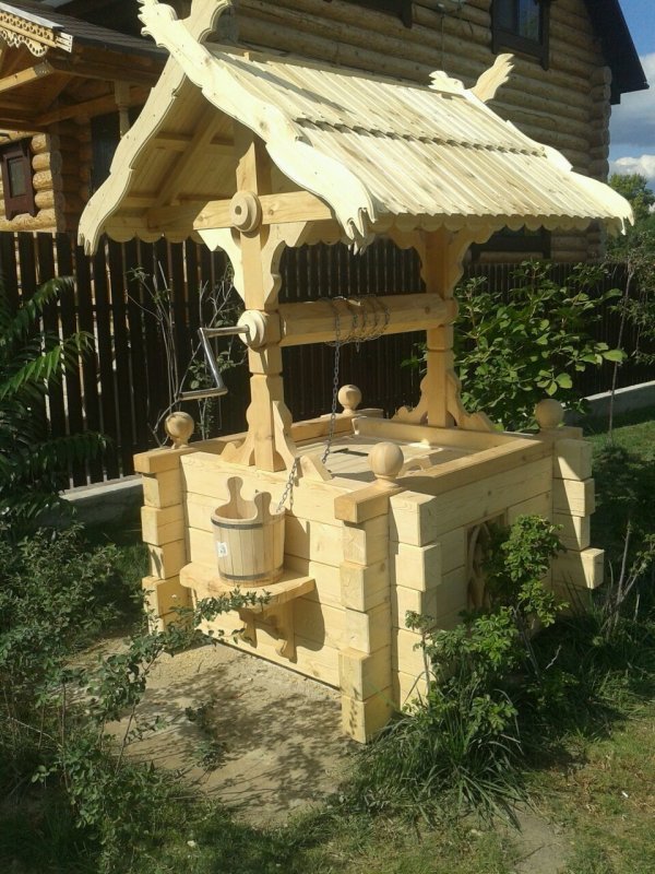Резной декоративный колодец