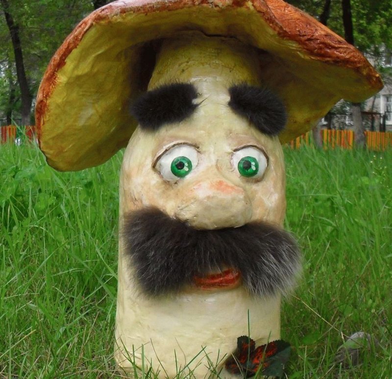 Гриб Боровик из пня