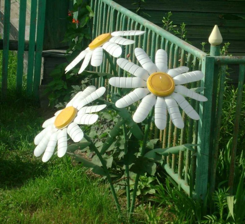 Украшения для сада из бутылок