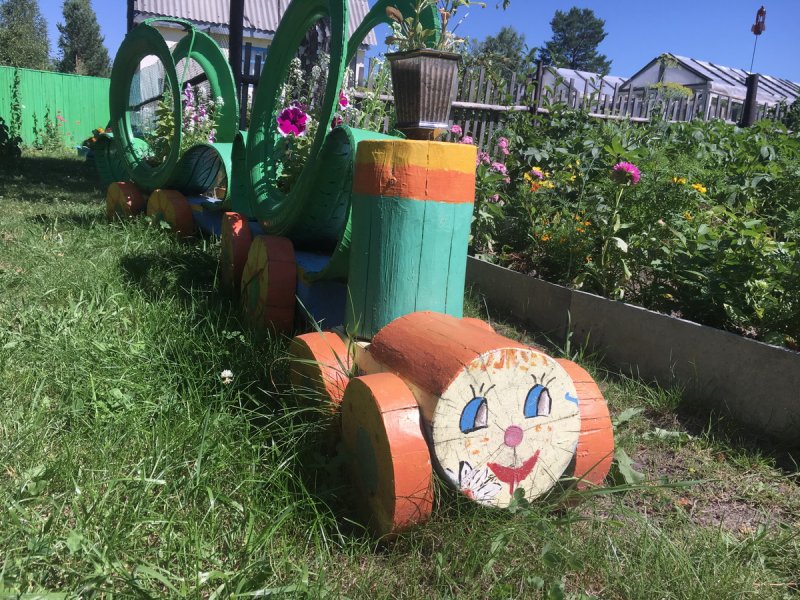 Клумба паровозик из бревен