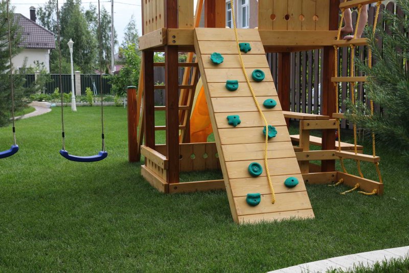 Небольшая детская площадка для дачи